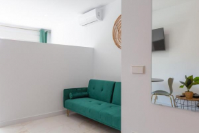 Studio with Sea Views, Pool, Parking and Tennis Court